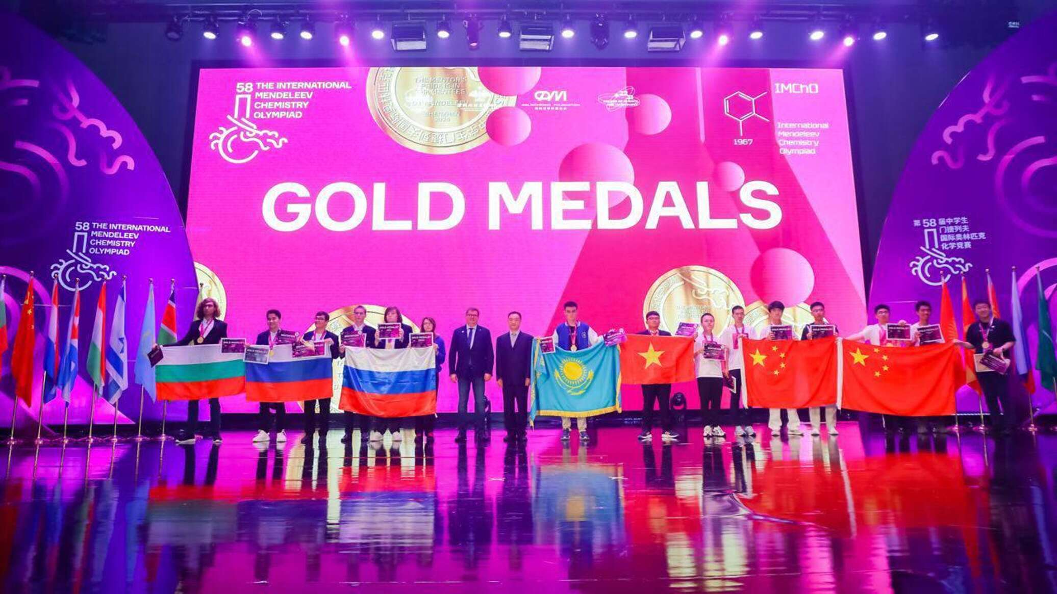 Казахстанские школьники привезут девять медалей с Менделеевской олимпиады по химии в Китае